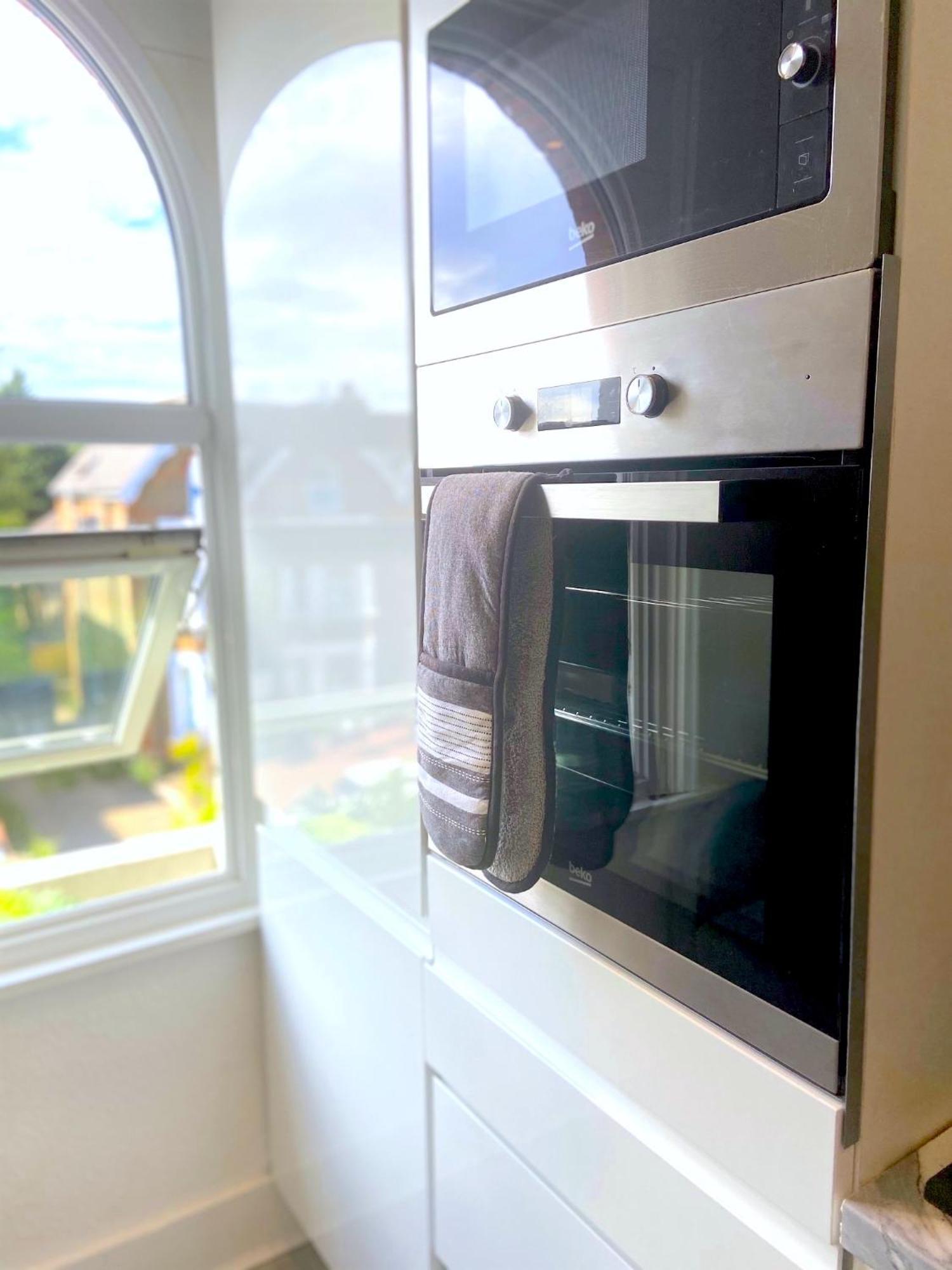 Beautiful 2 Bedroom Wimbledon, 2 Min Walk To Wimbledon Station Apartment