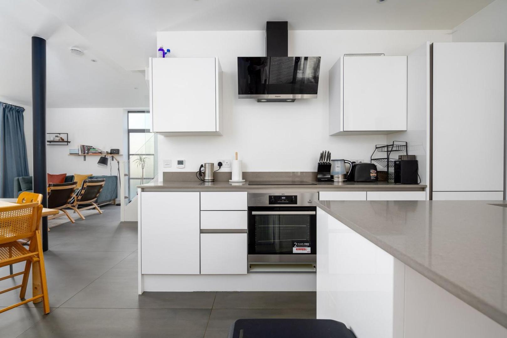 Guestready - Modern Terraced House In * London
