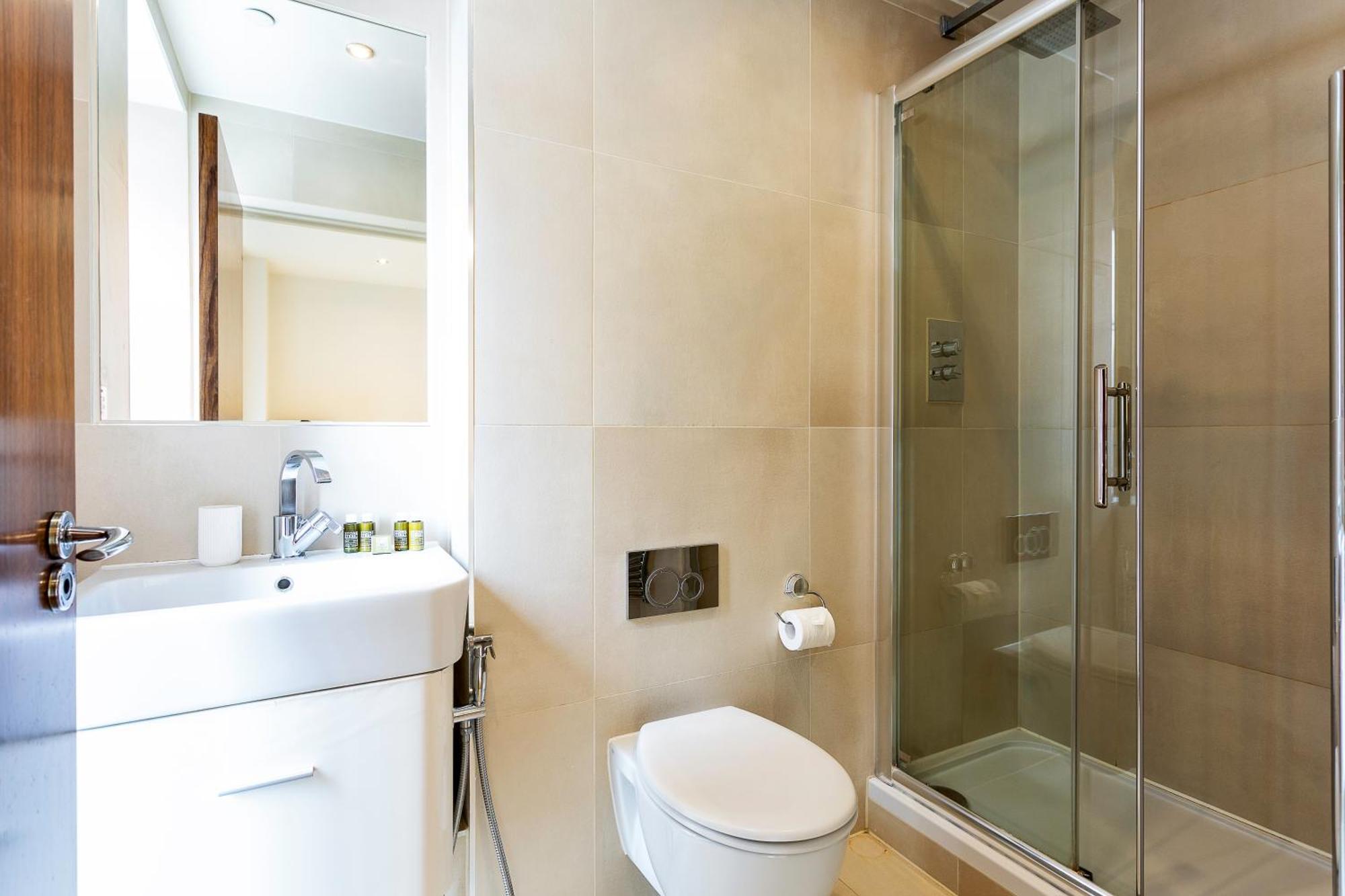 Serene Cityscape - 2br Luxury Westminster Leilighet