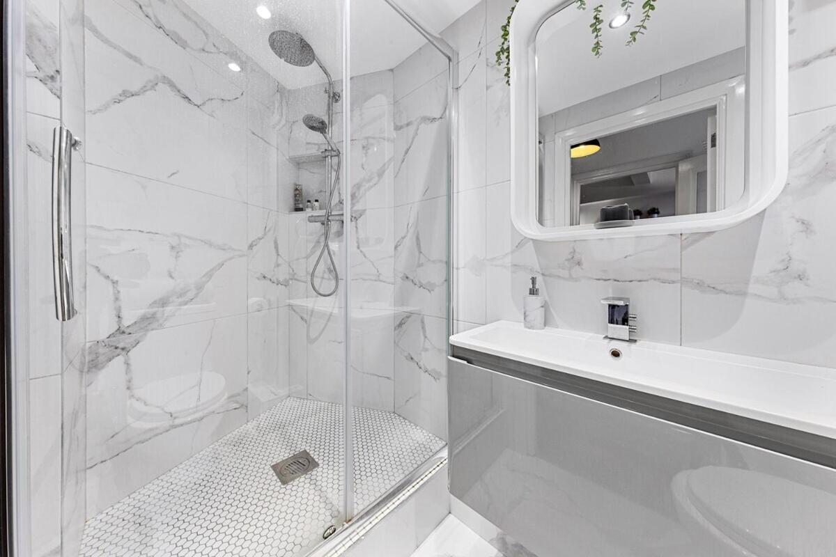 Luxury, Relaxing Apartment! 2 Mins From Paddington Station! Leilighet London