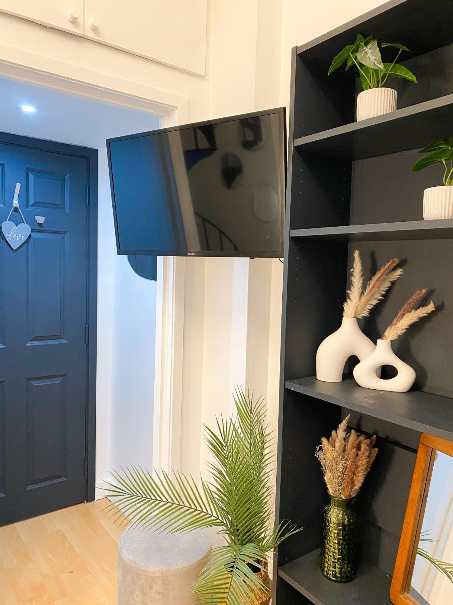 Modern Close To Hyde Park Apartment *