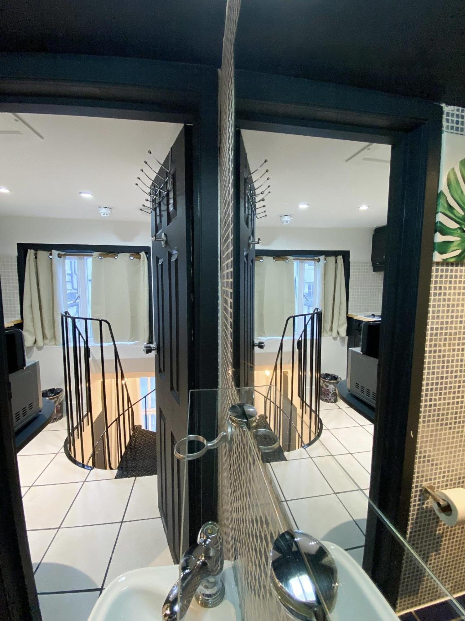 Modern Close To Hyde Park Apartment *