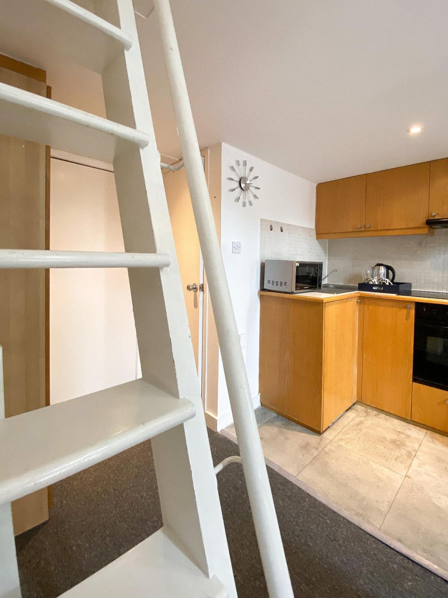 Modern Close To Hyde Park Apartment *