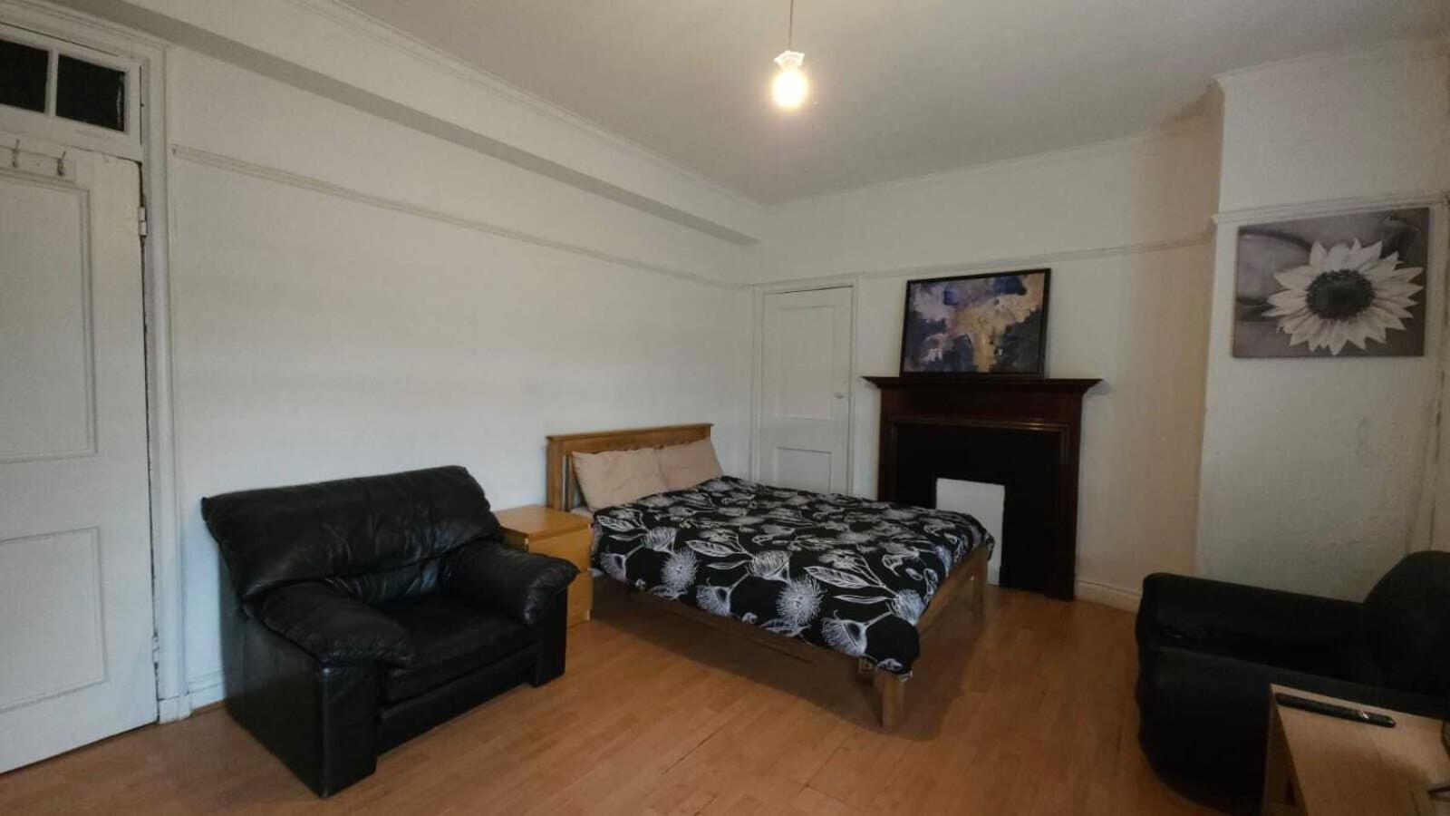 Edgware Station Apartment *