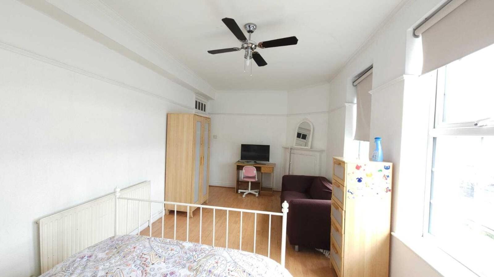 Edgware Station Apartment *