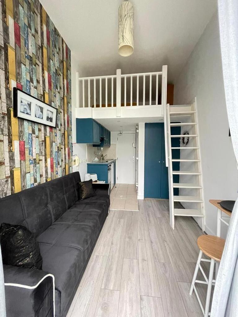 Portobello Road Artistic 'budget' Leilighet London