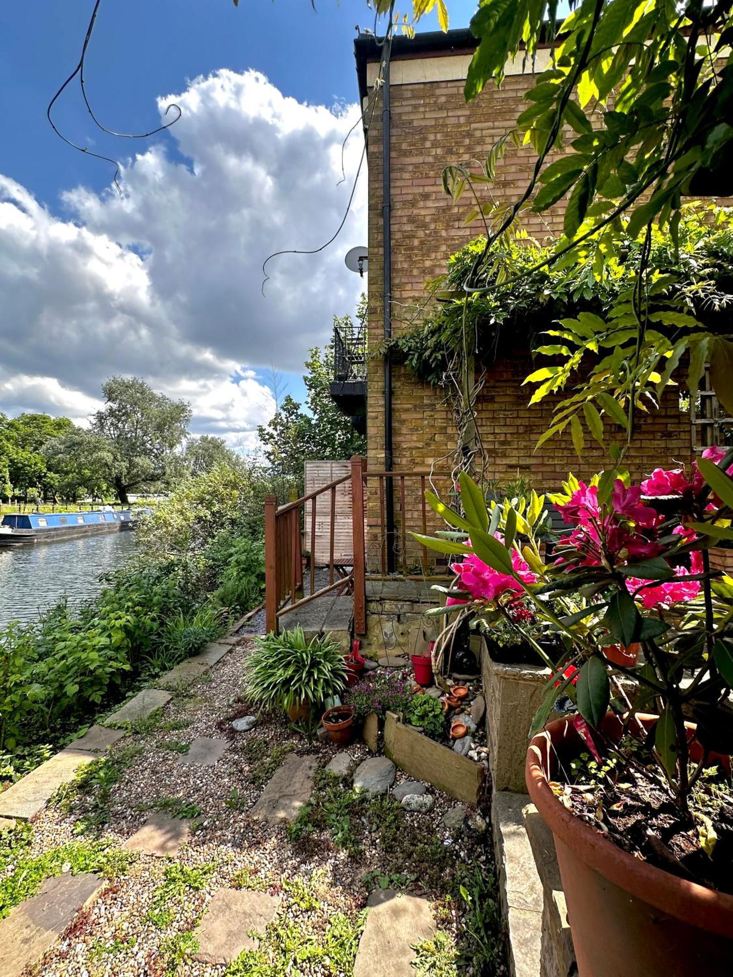 Amazing Location - Of London- 2 Bedroom Stunning Canal View House With Private Garden,parking & Balcony Apartment London