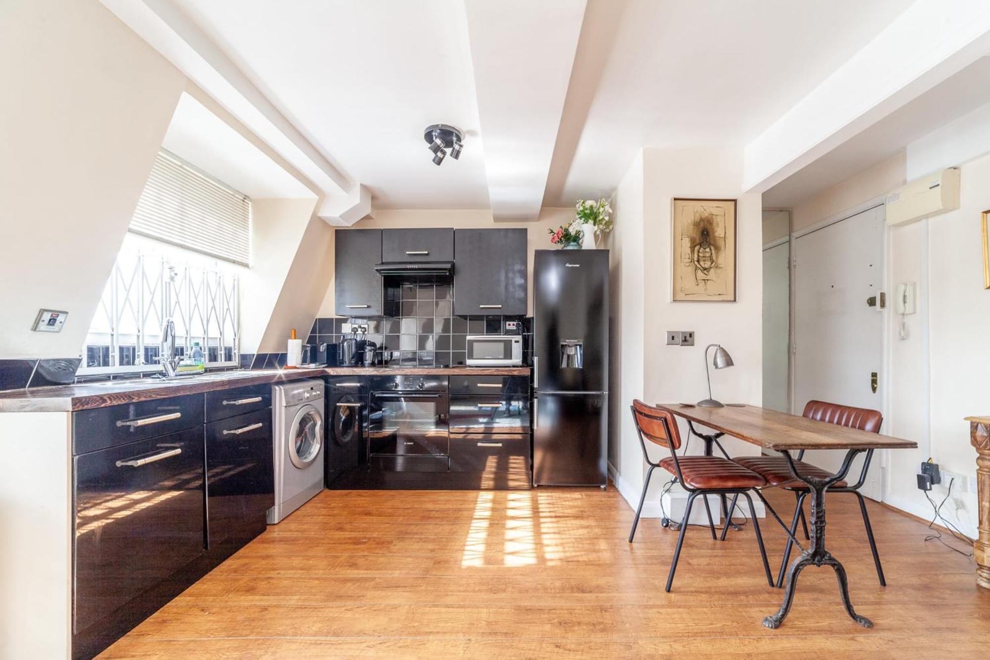 Stylish And Sleek Kensington Apartment