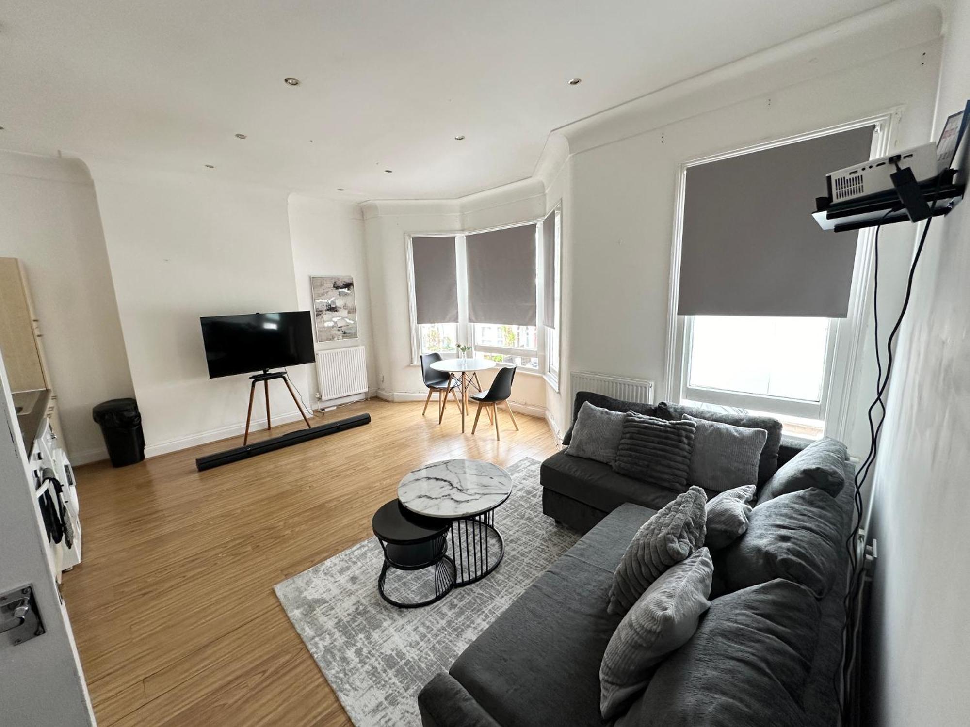 Spacious 2 Bed Flat In Apartment London
