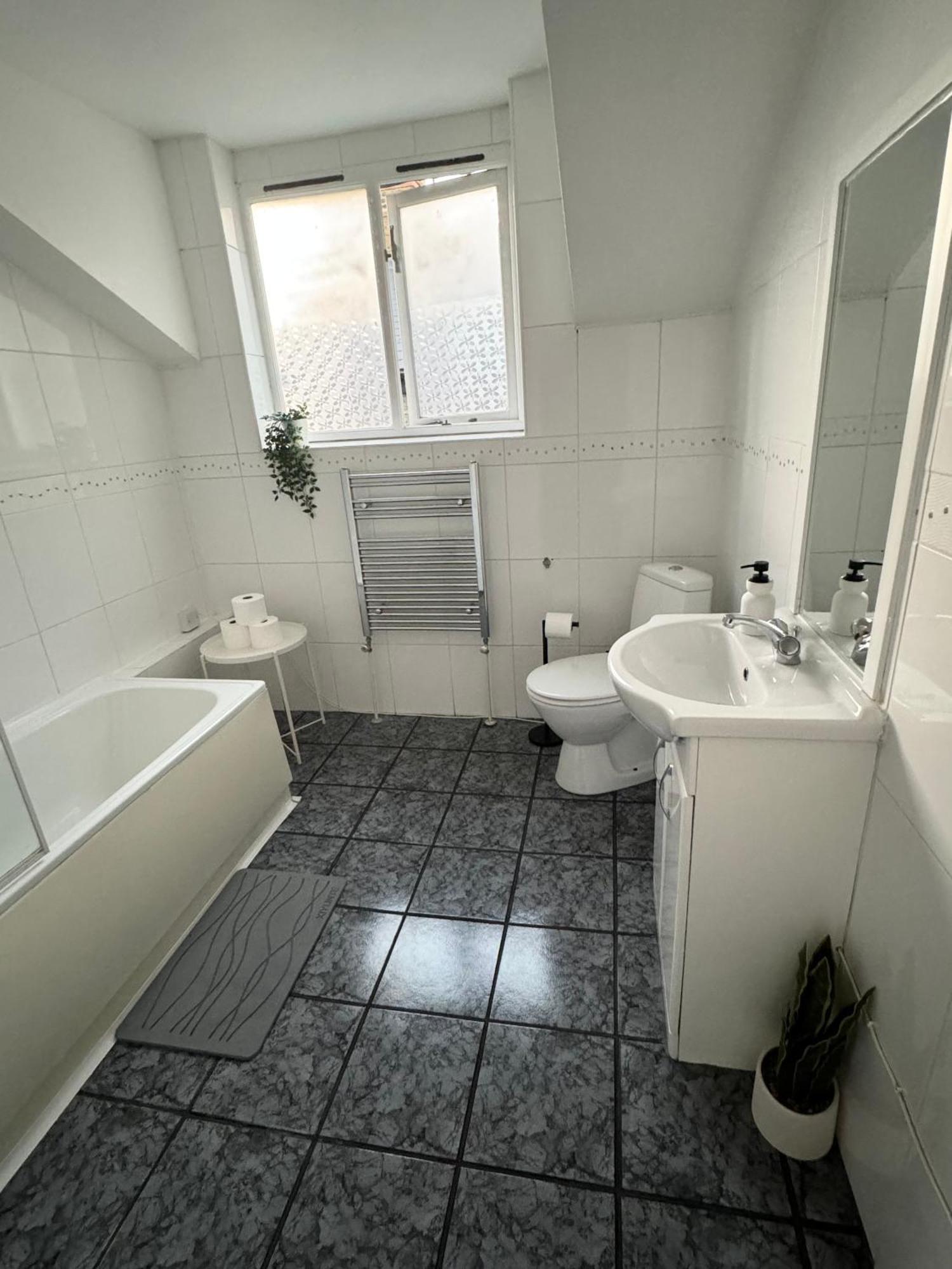 Apartment Spacious 2 Bed Flat In
