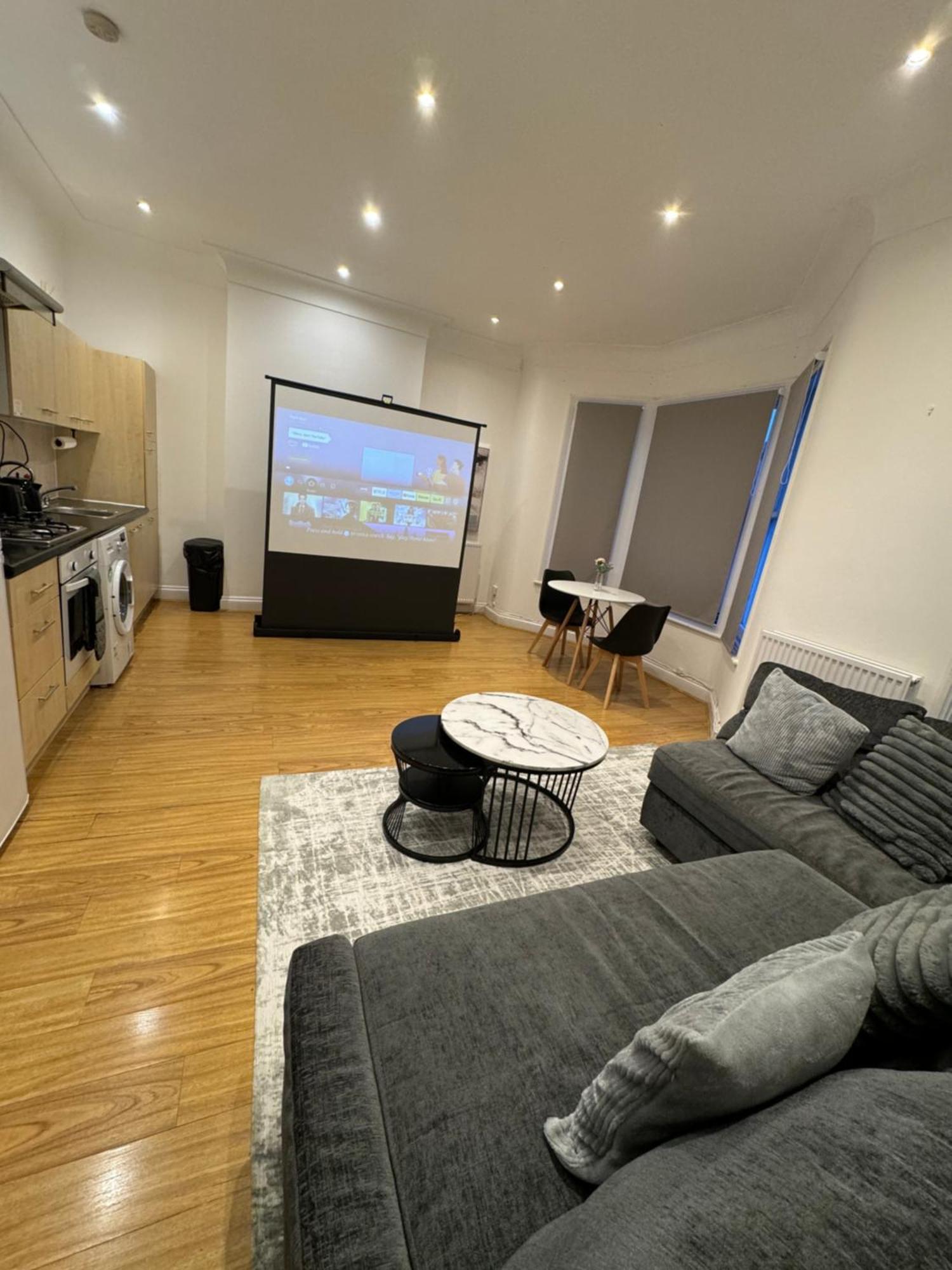 Apartment Spacious 2 Bed Flat In *