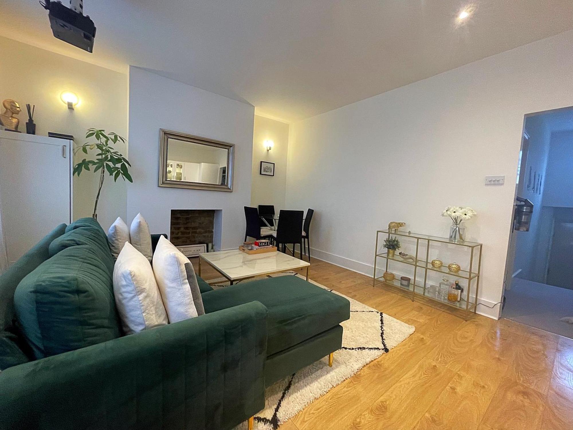Queen Bedroom In Maida Vale Privatunterkunft London