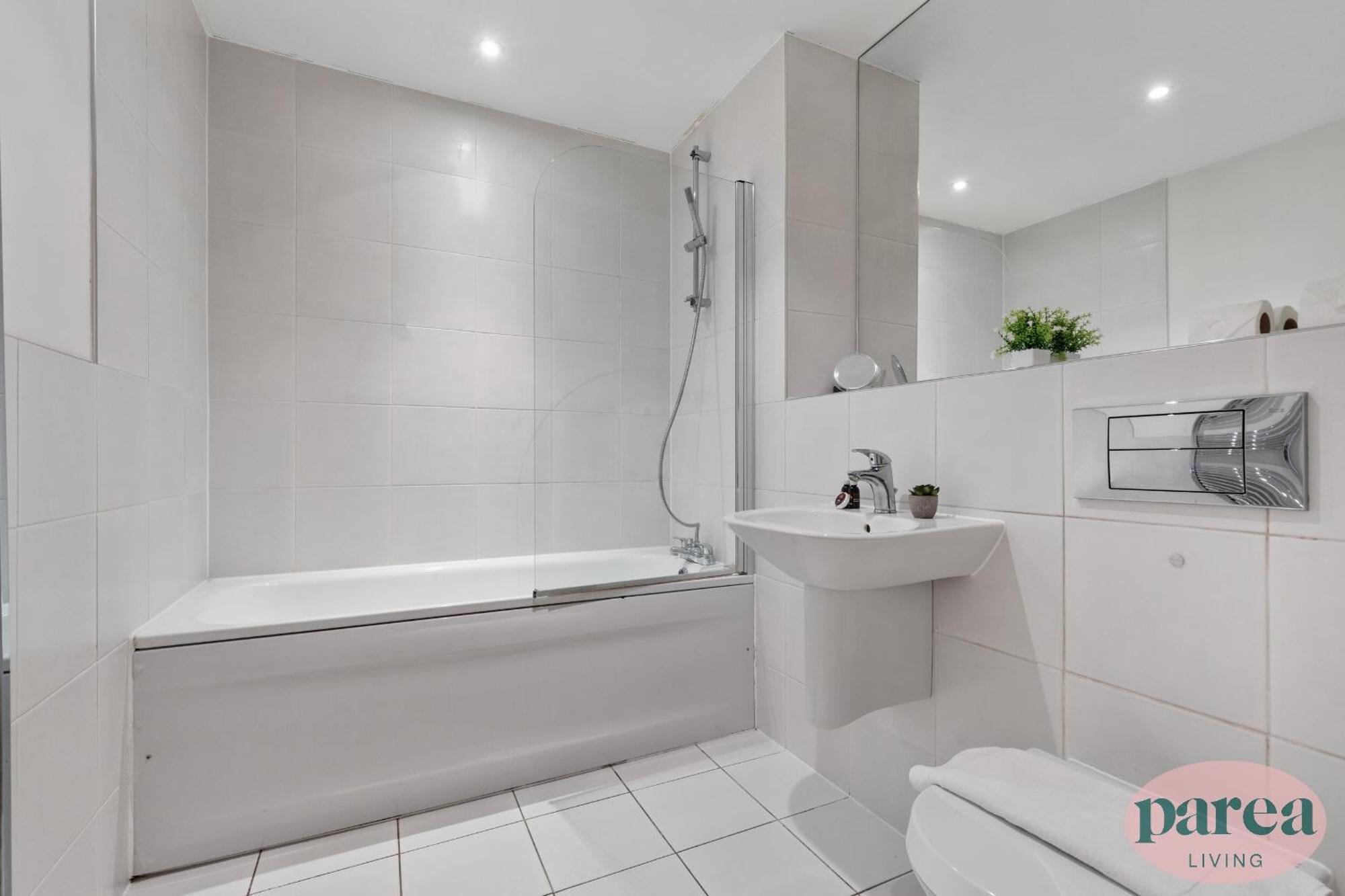 Leilighet Parea Living - Colorful North With Balcony Views London