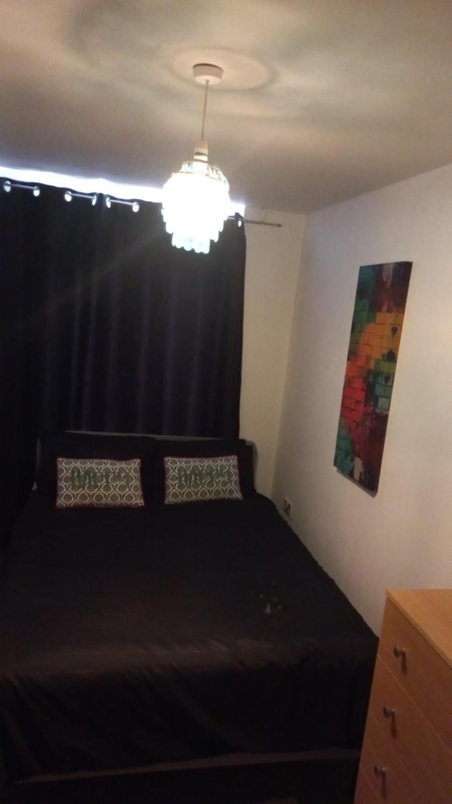 Accommodatie bij particulieren Comfy With Shared Bathroom *