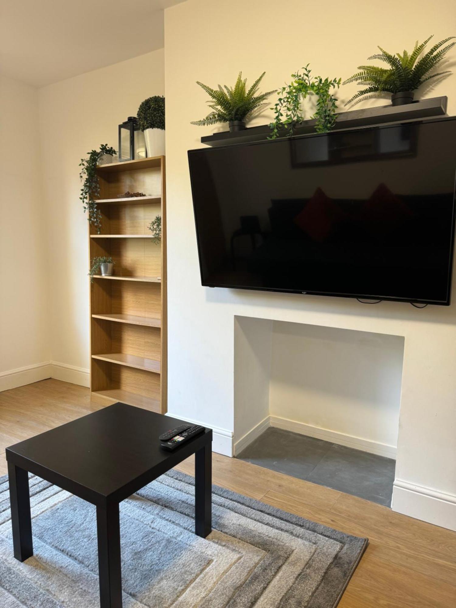 Manor Court Apartment *