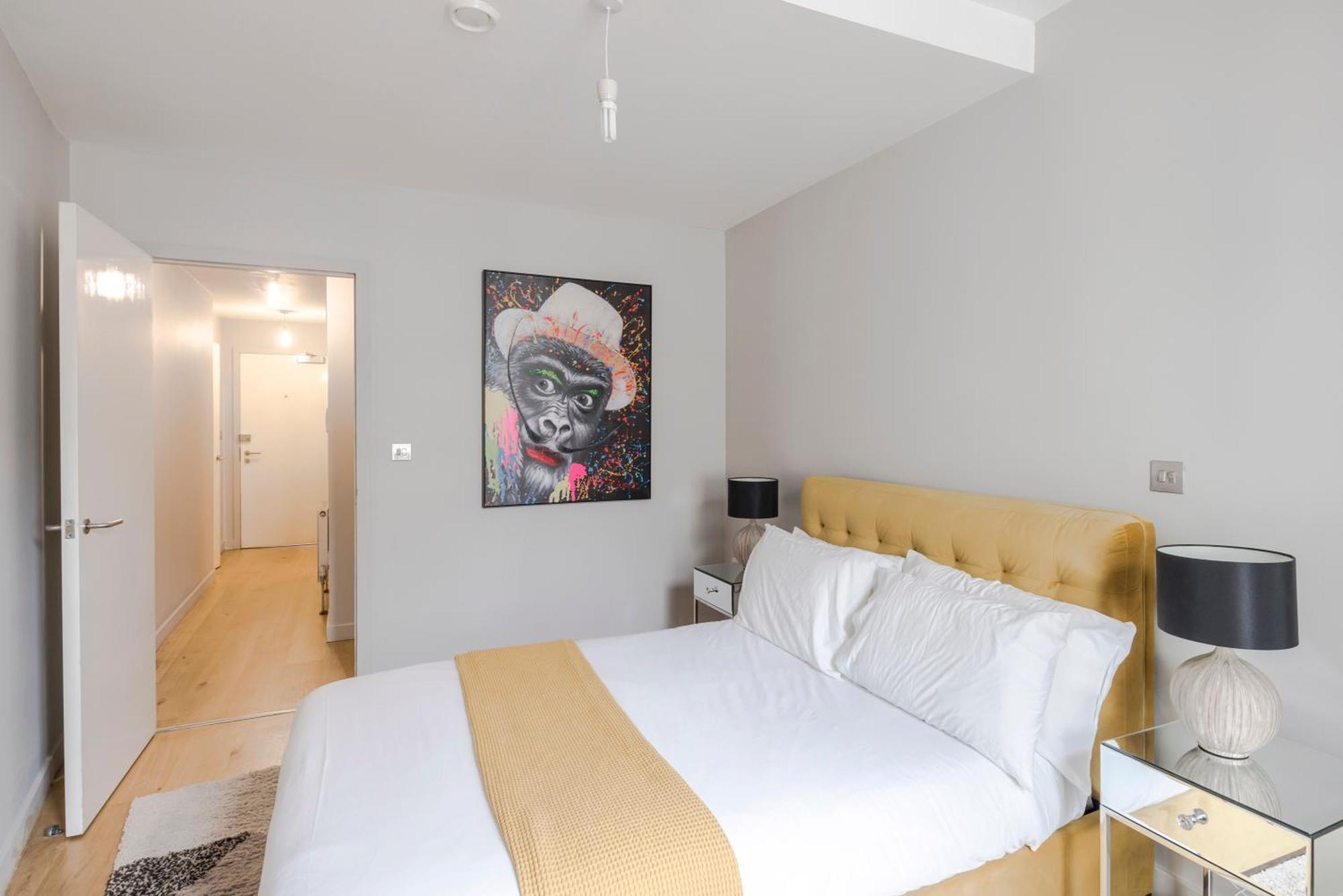 Immaculate 2-bed In Prime Apartment *