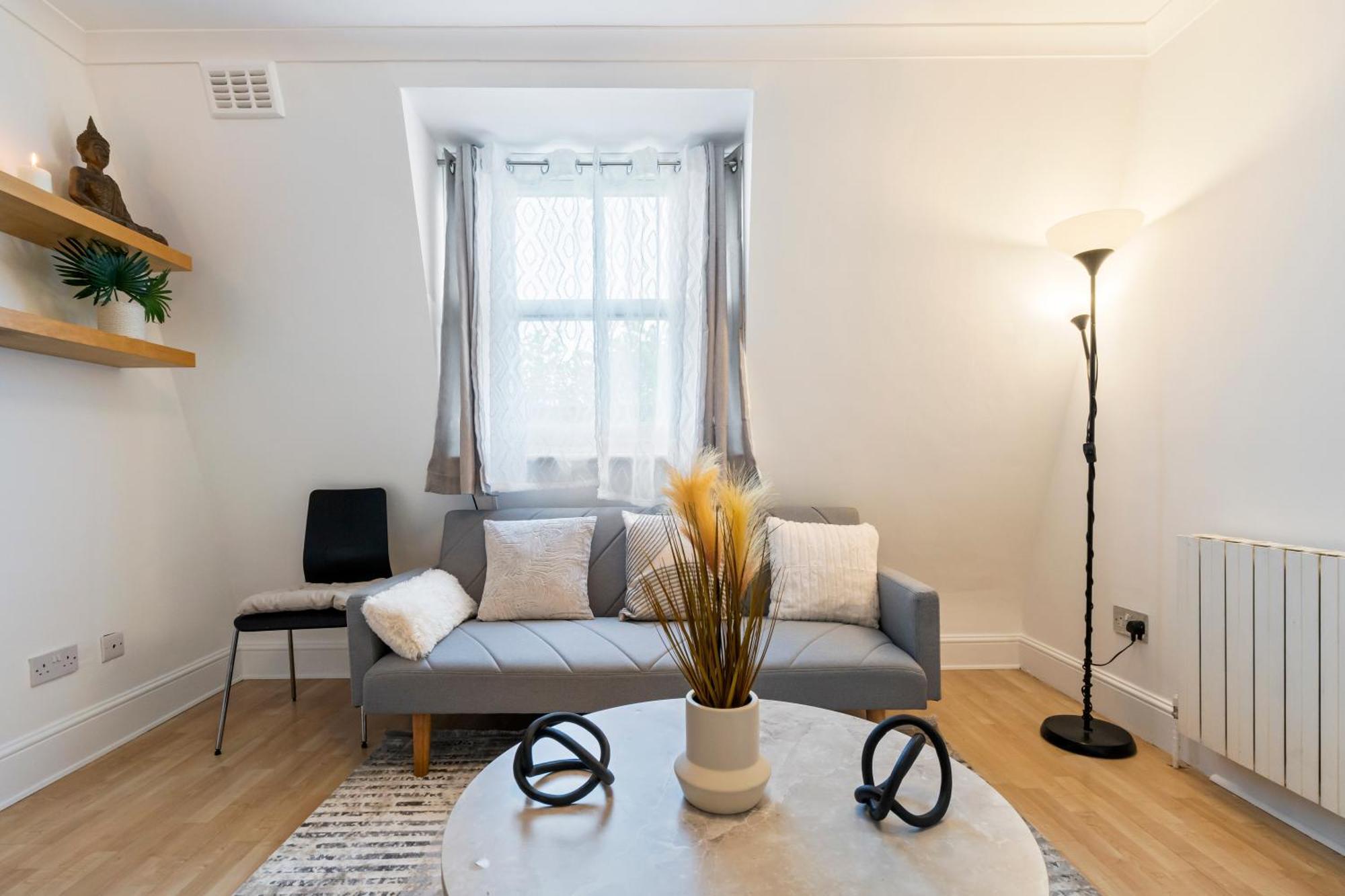 Charming With 2 Bedrooms *