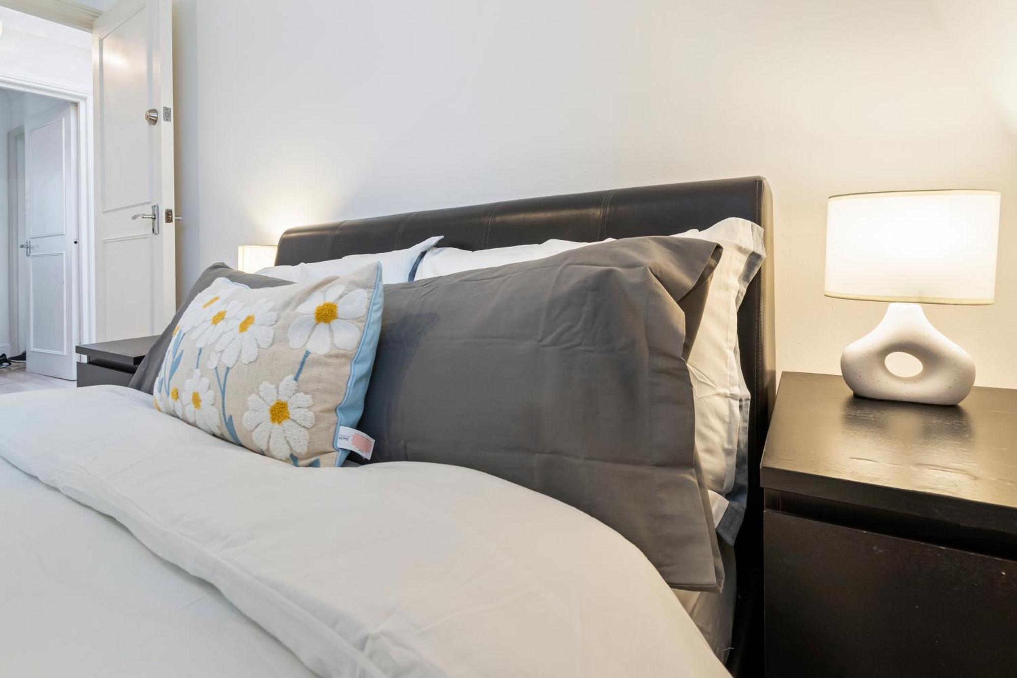Charming With 2 Bedrooms *