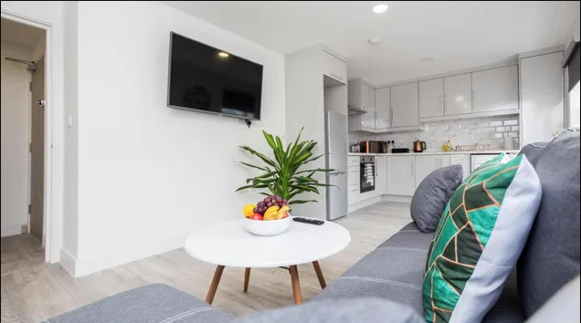 Apartment Spacious 1 Bed Flat With View *