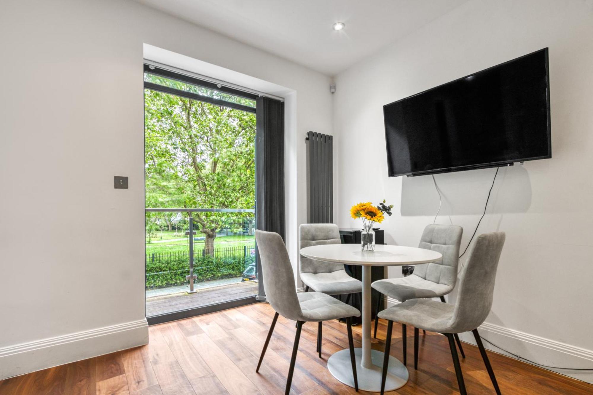 2 Bed 2 Bath Balcony View Wimbledon Tennis Ferienhaus London