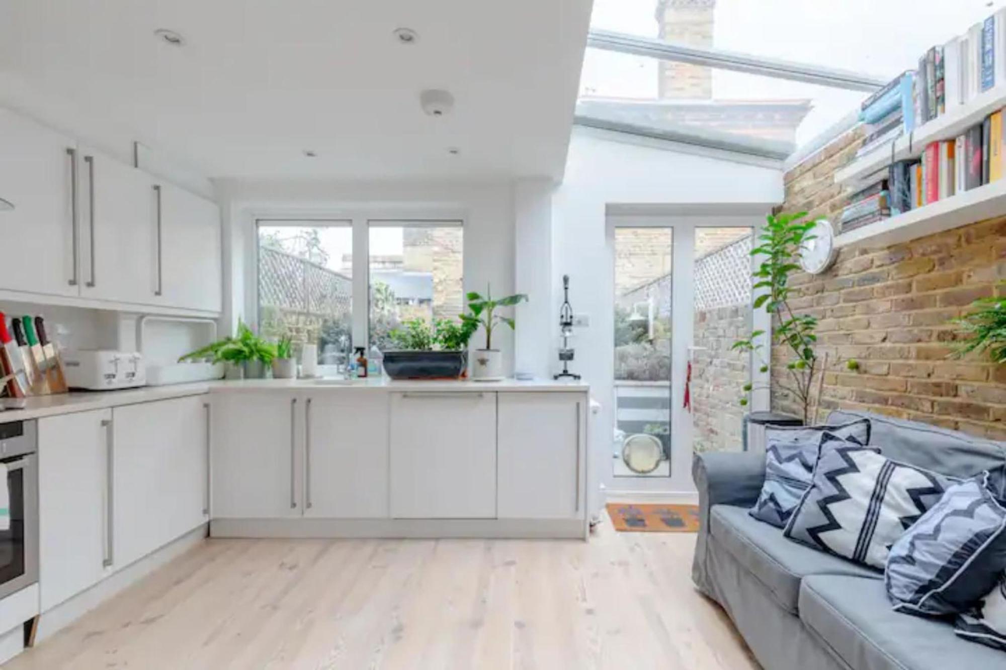 Beautifully Designed 2bd House - By Queen's Park!