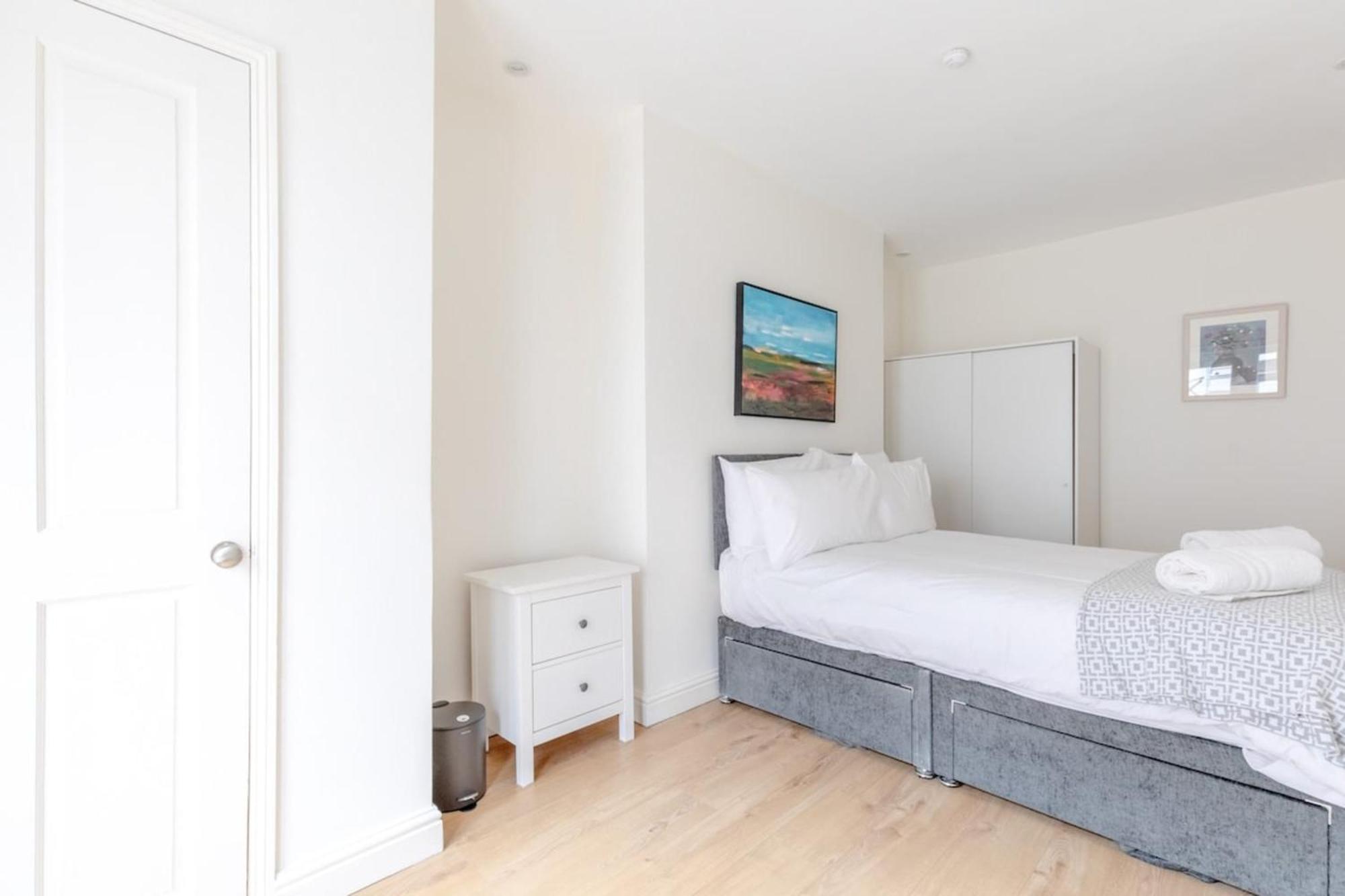 Apartment Beautifully Presented 2bd Flat Wpatio- Kensington London