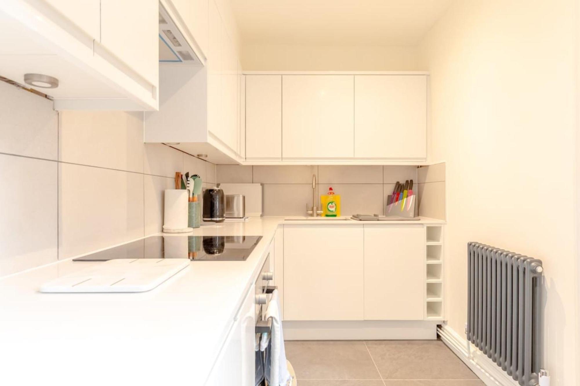 Apartment Beautifully Presented 2bd Flat Wpatio- Kensington *
