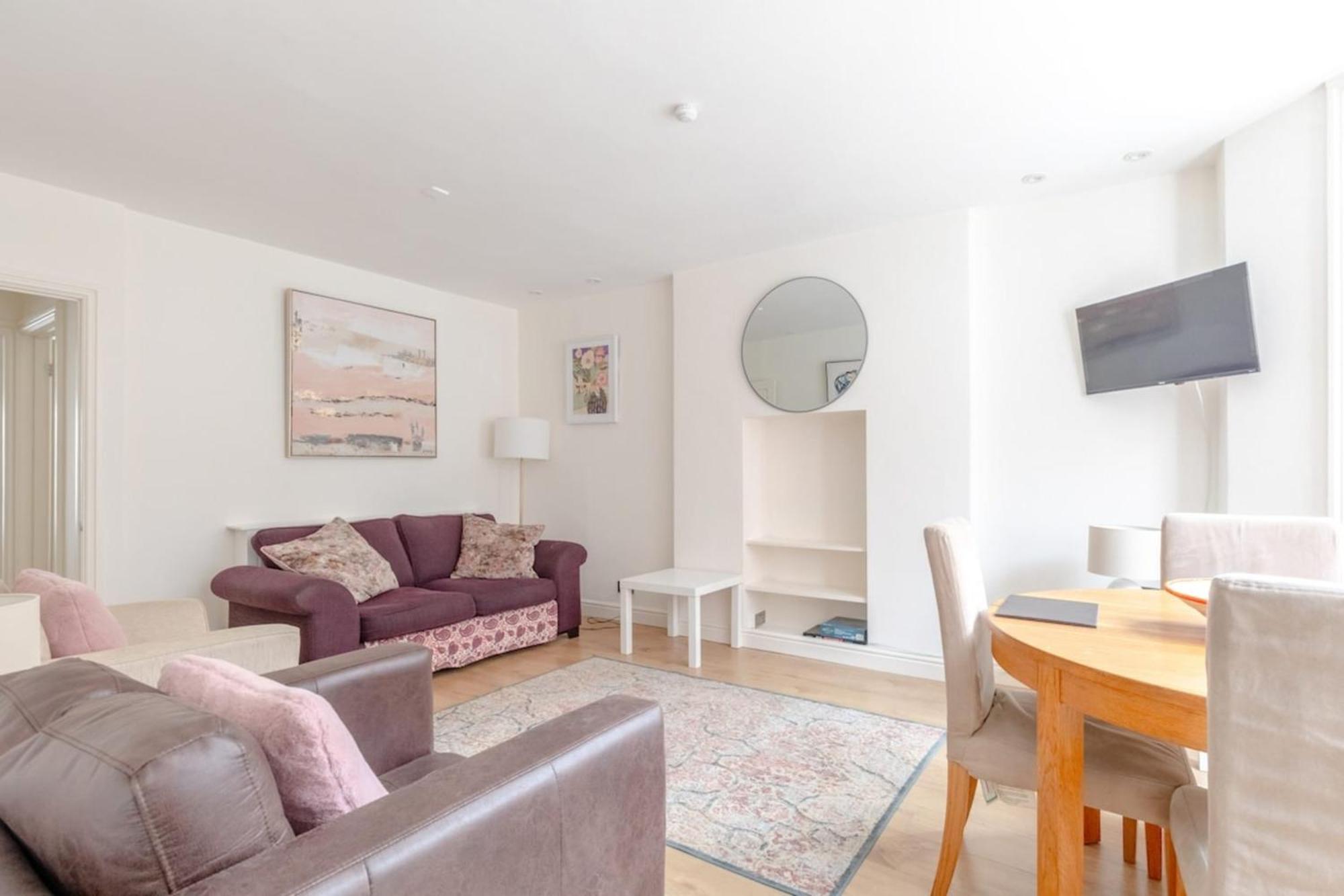 Beautifully Presented 2bd Flat Wpatio- Kensington Apartment