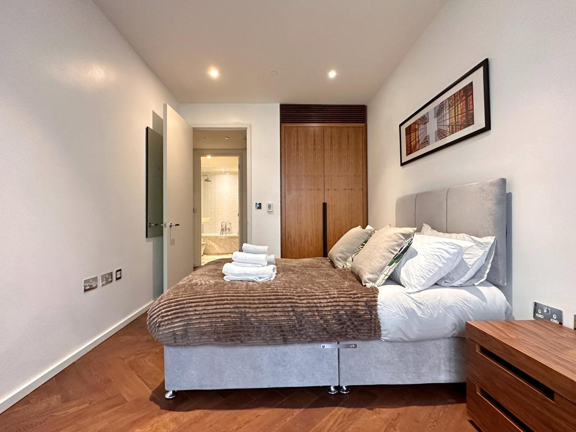 Luxury 2bed 2bath In Nine Elms In Modern Development Apartment London