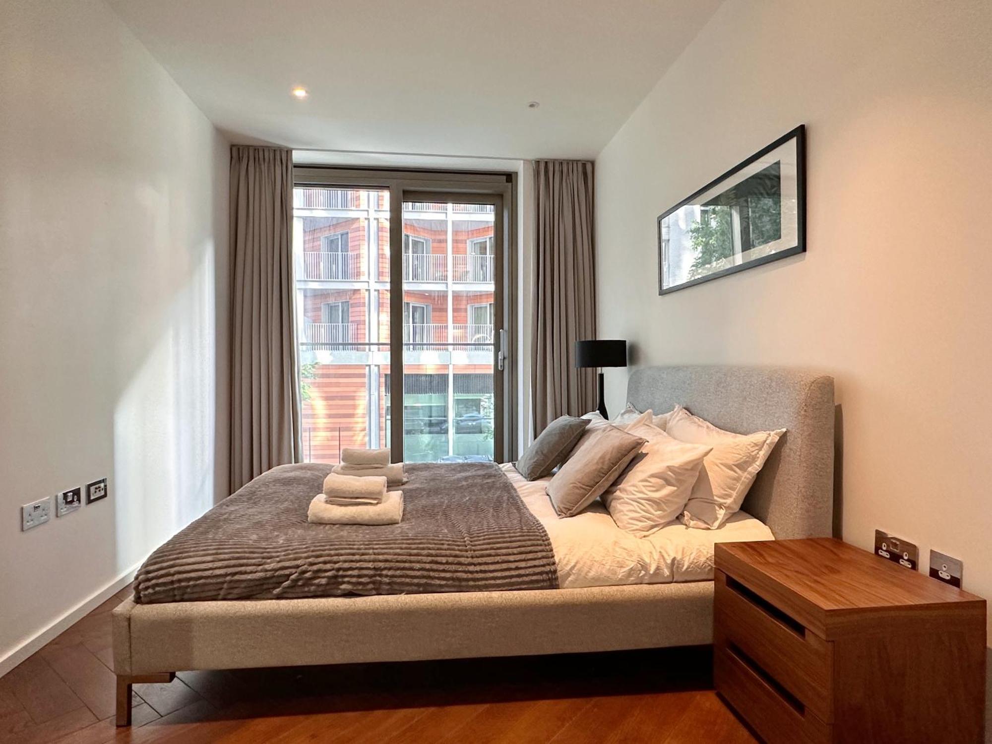 Luxury 2bed 2bath In Nine Elms In Modern Development Apartment
