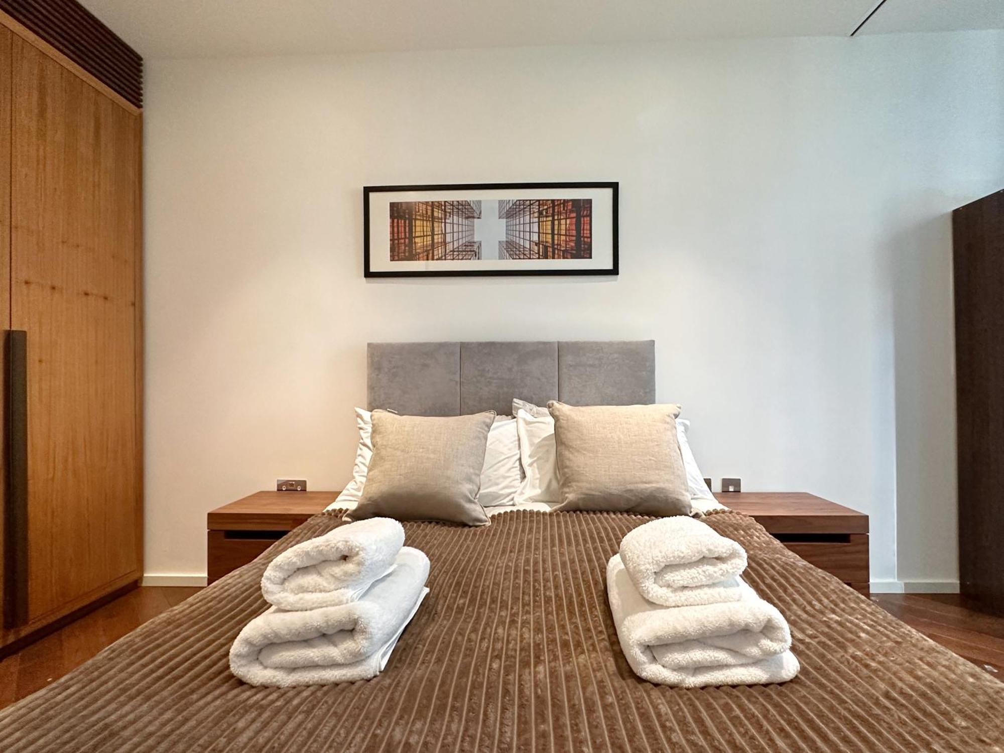 Luxury 2bed 2bath In Nine Elms In Modern Development Apartment *
