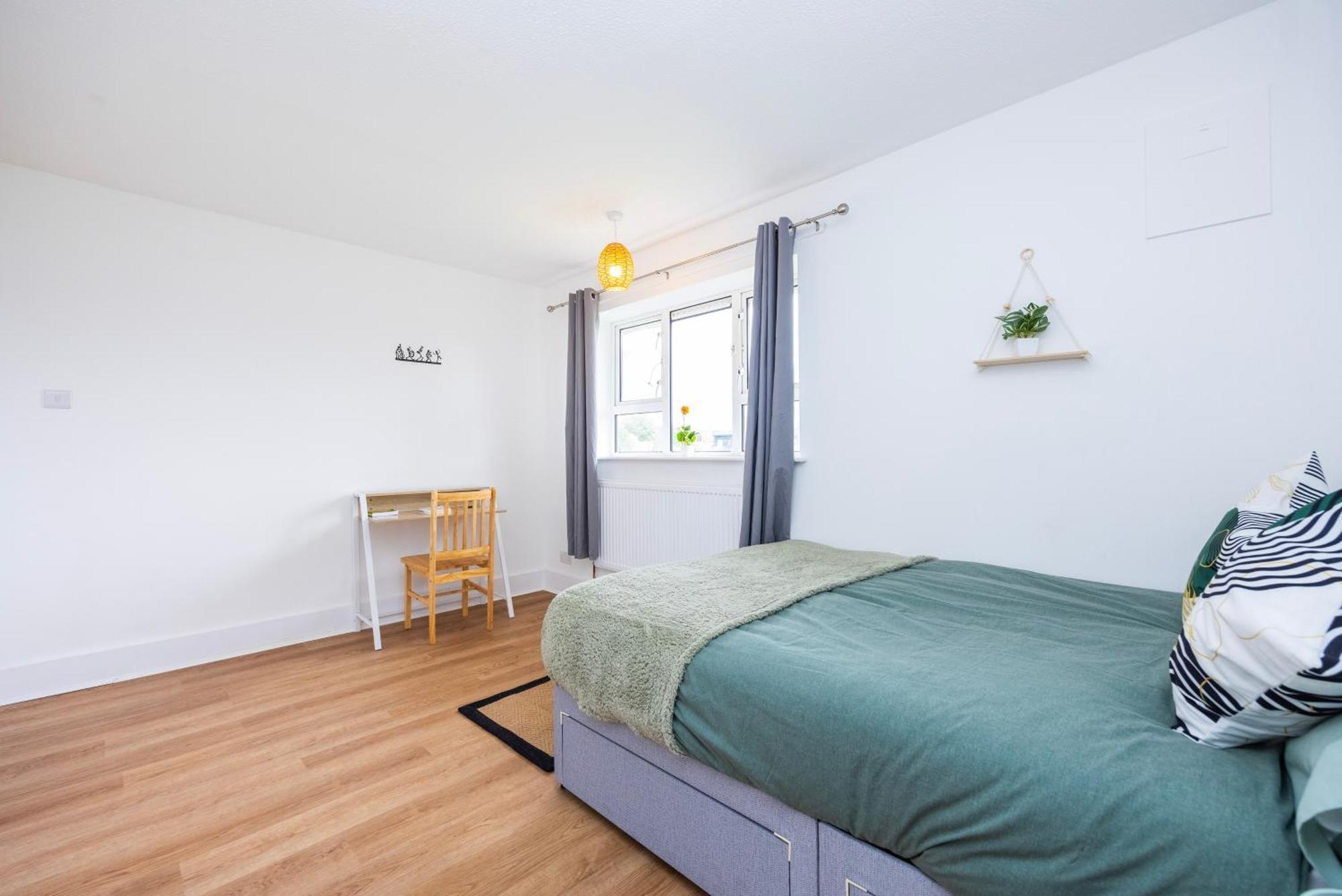 Excel O2 Stunning Large 3 Bedroom With Balcony Londen