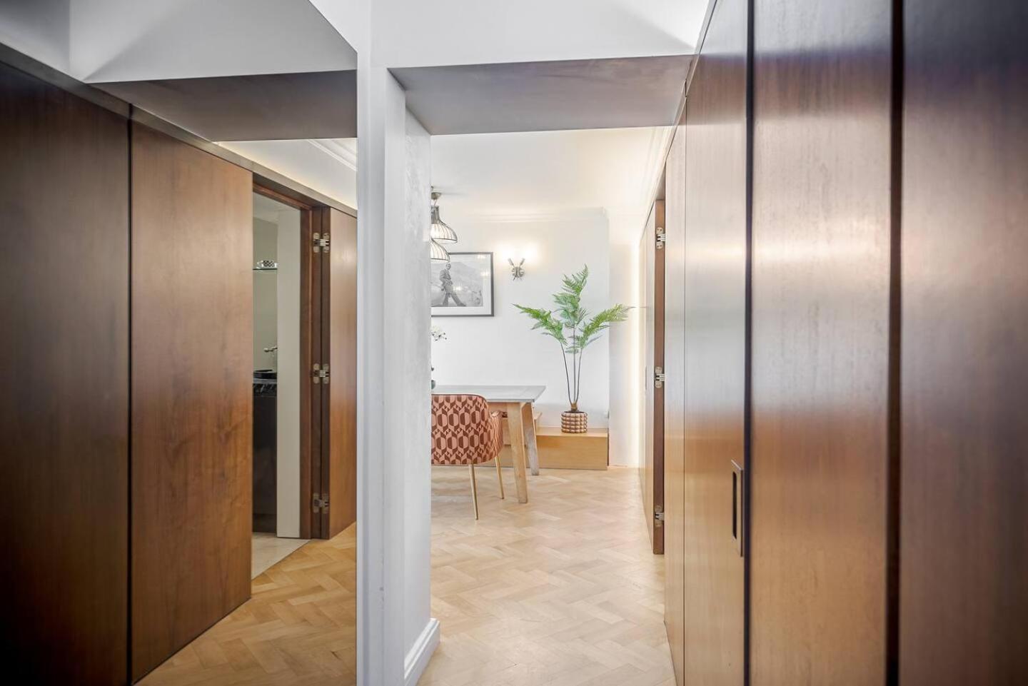 Modern Knightsbridge Apartment With Balcony Overlooking Harrods Prime Location * Londen