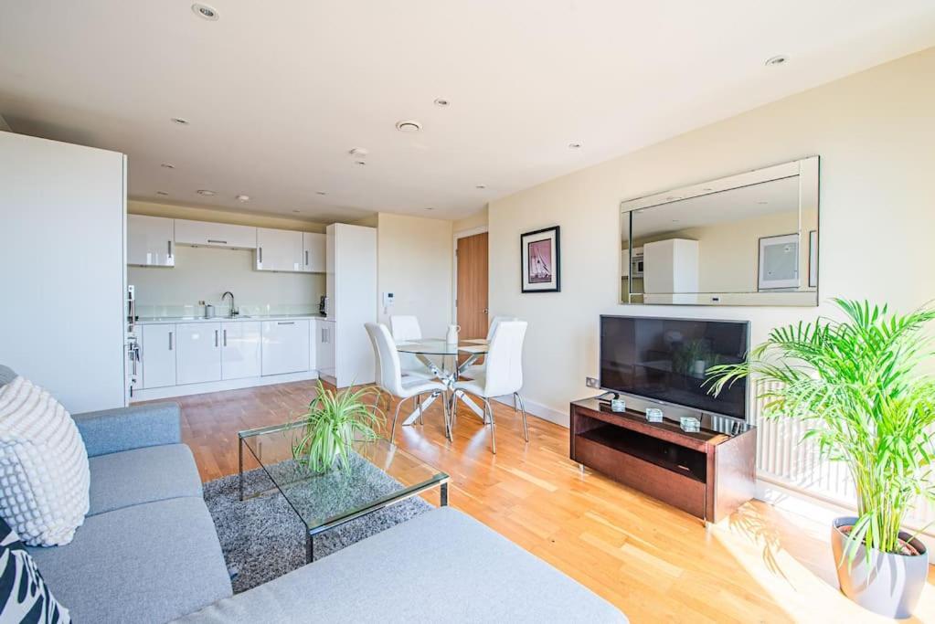 Charming Flat With Balcony Near Tower Bridge London