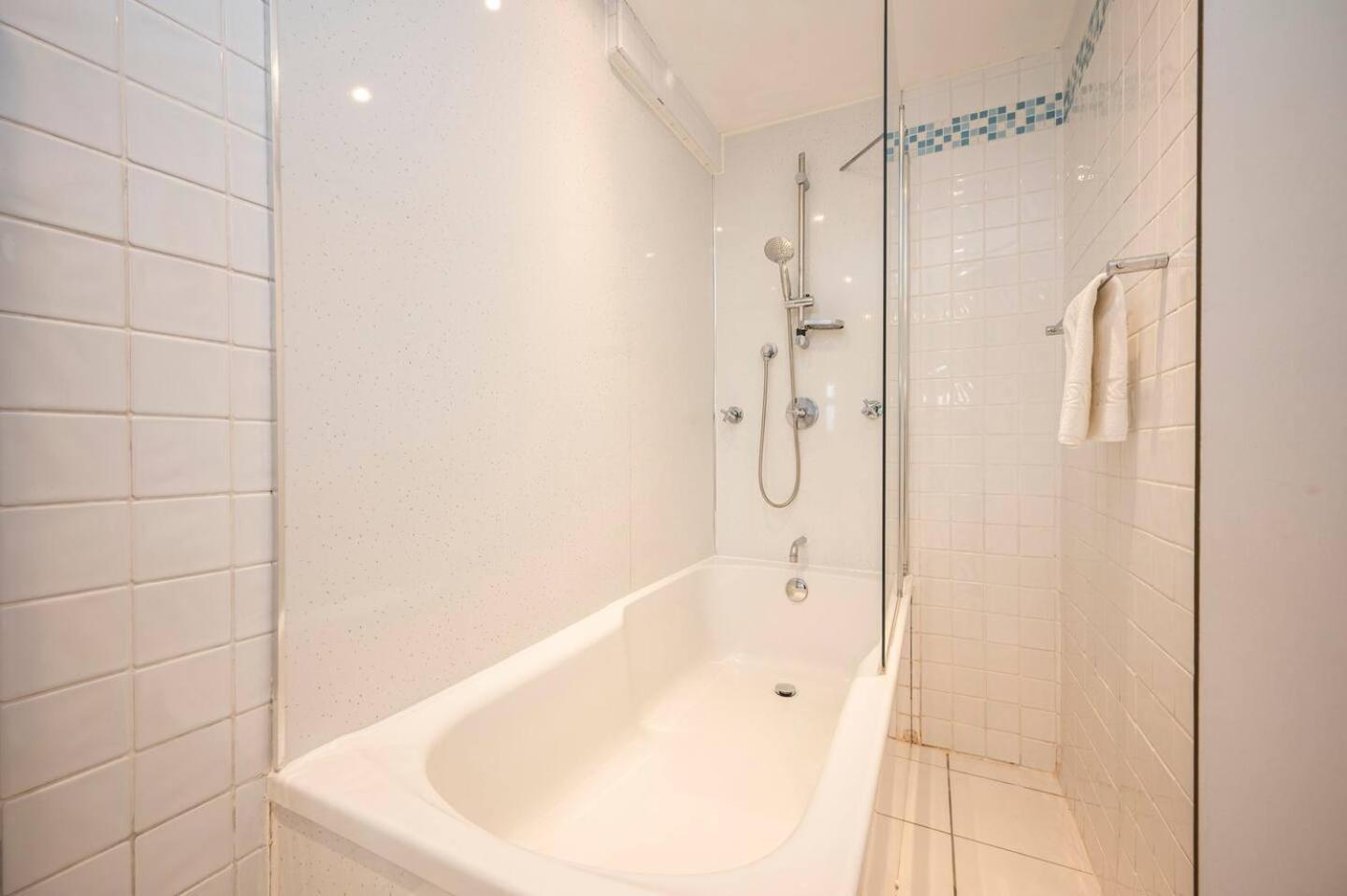 Spacious 20min To Bridge Pass The Keys London