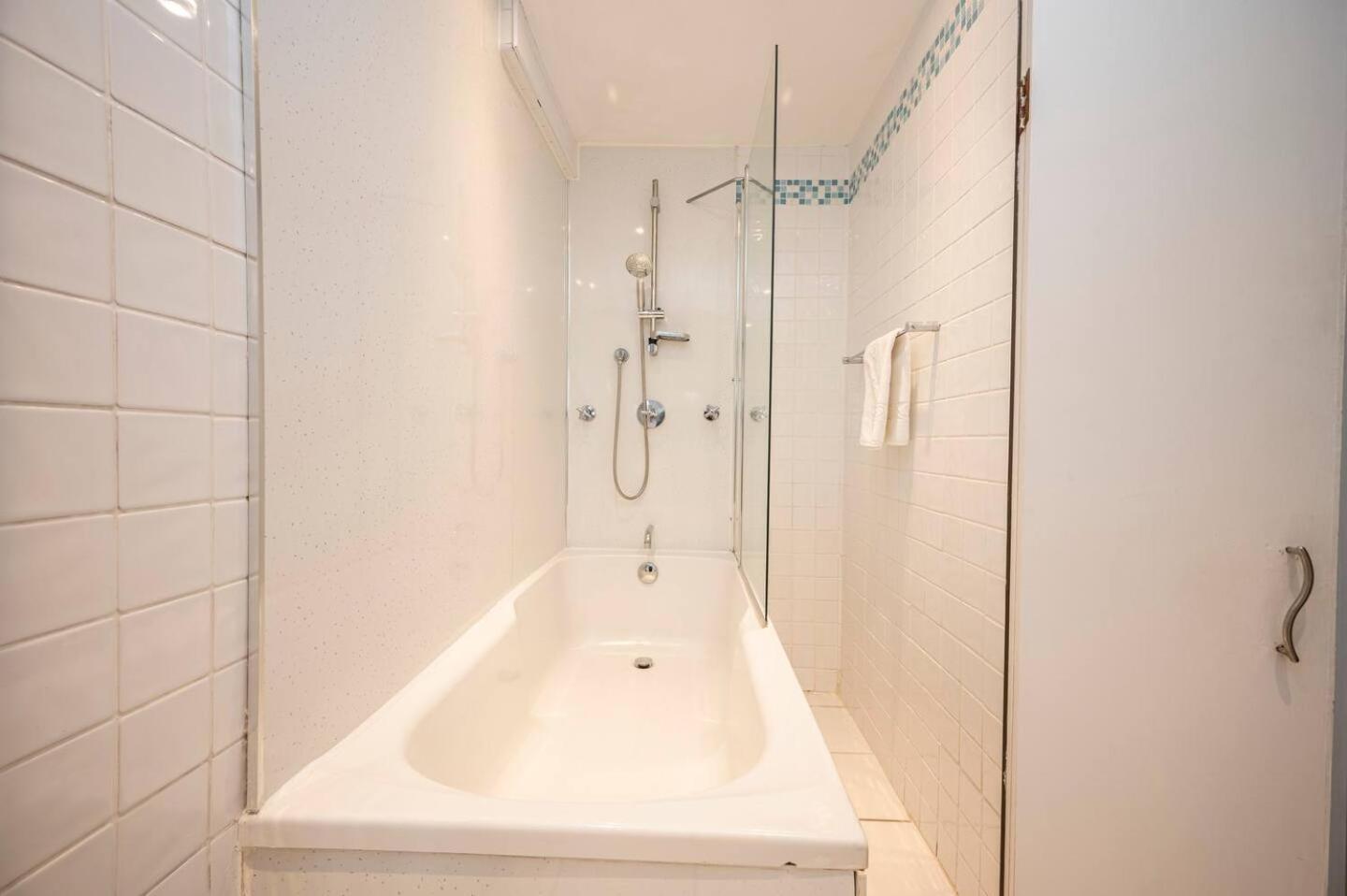 Spacious 20min To Bridge Pass The Keys London