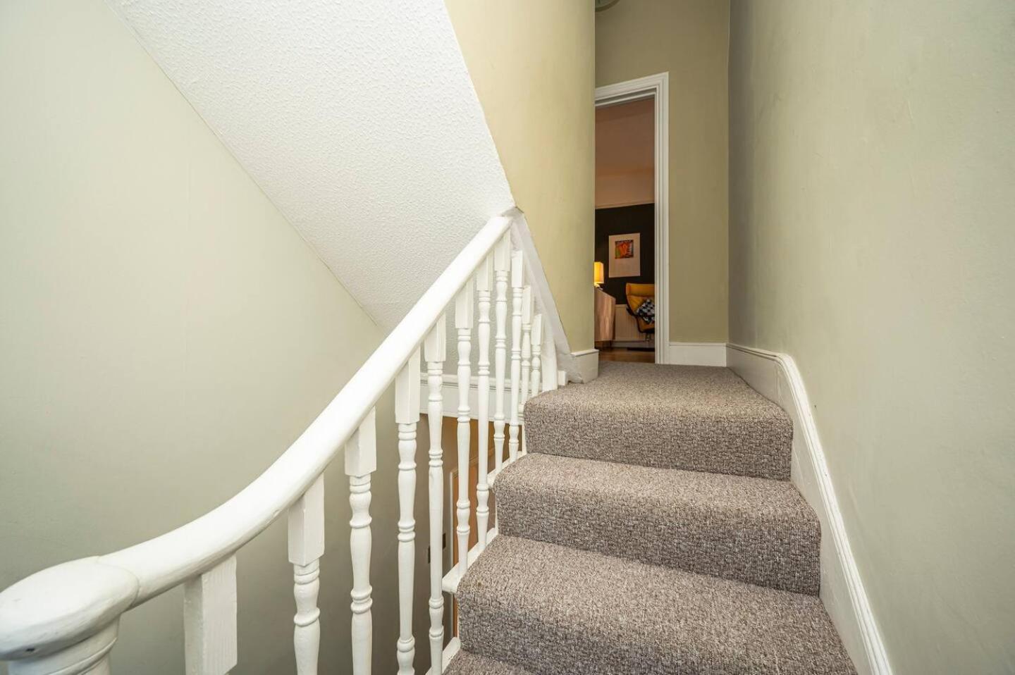 Spacious 20min To Bridge Pass The Keys London