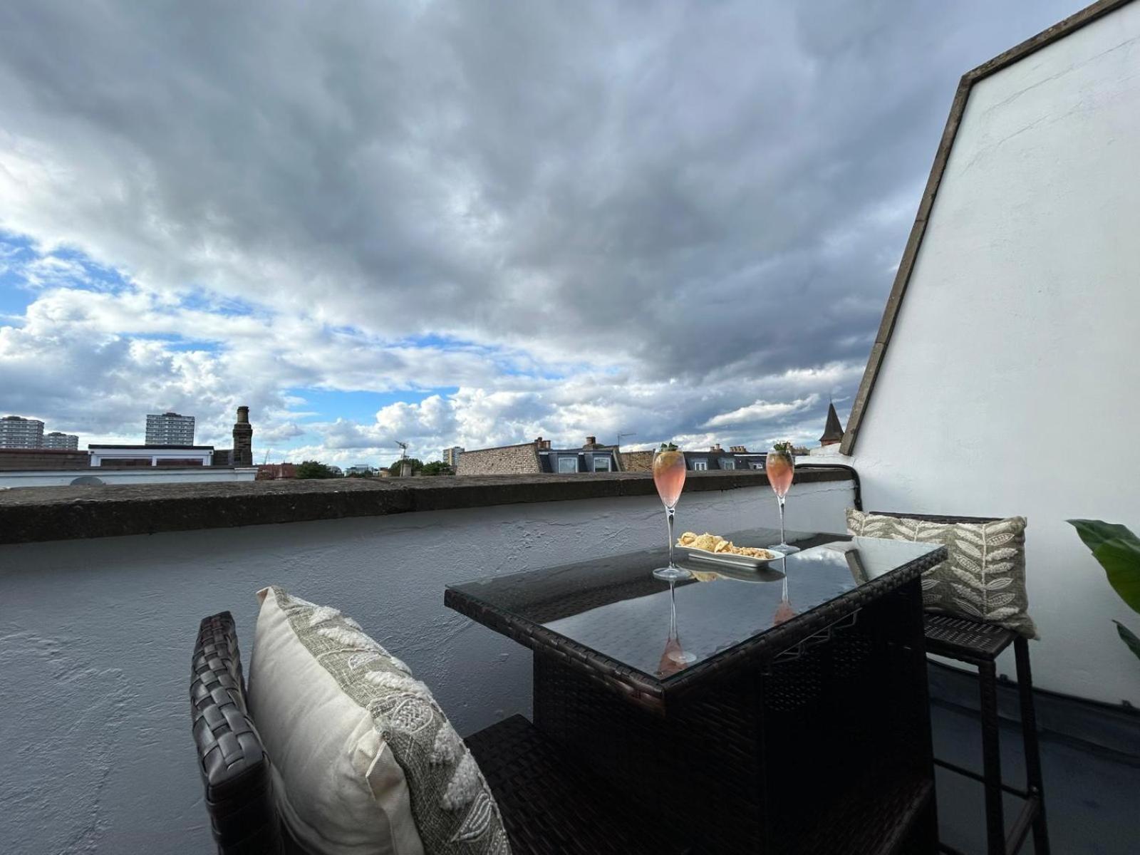 Battersea 2-bedroom Top-floor With Cozy Balcony *