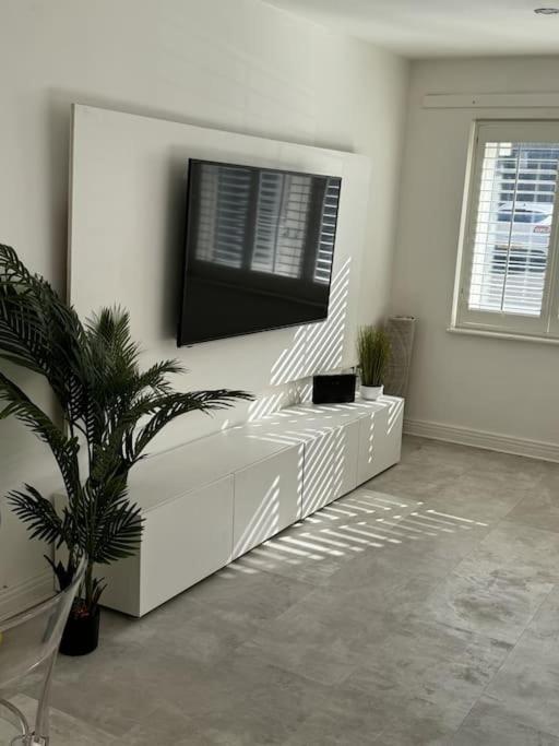 2bed 2bath Gated Eye Candy London