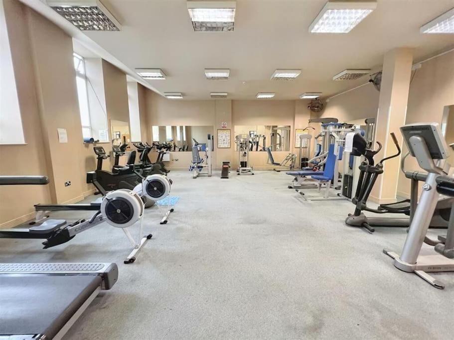2bed 2bath Gated Eye Candy Apartment London