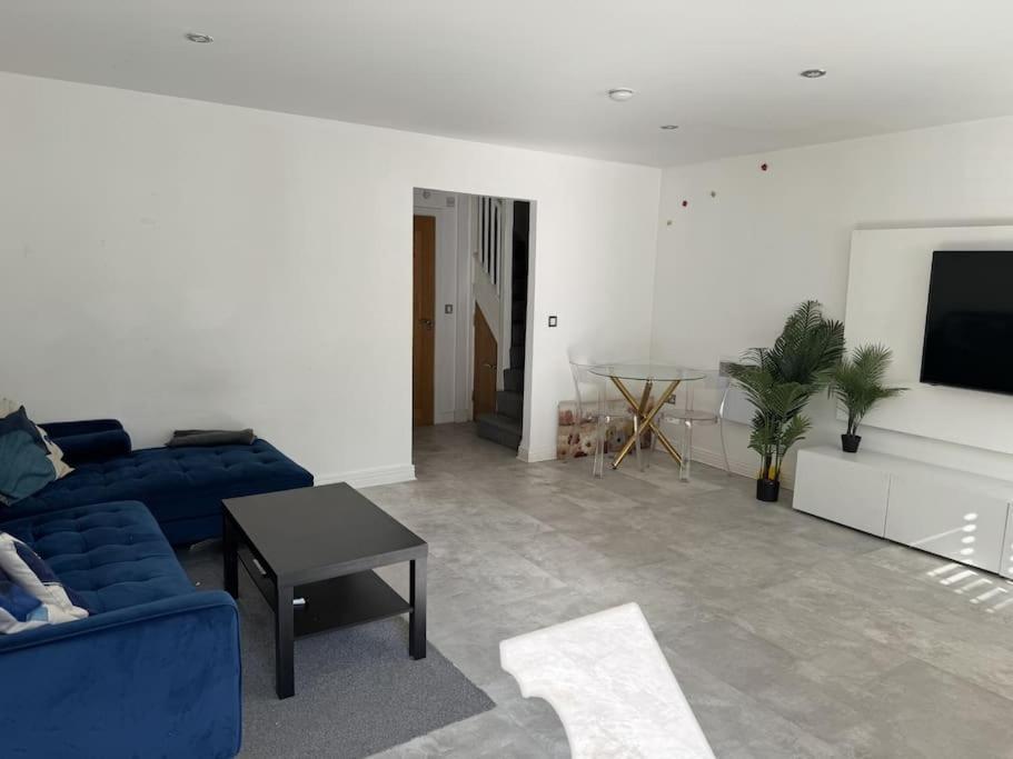 2bed 2bath Gated Eye Candy London