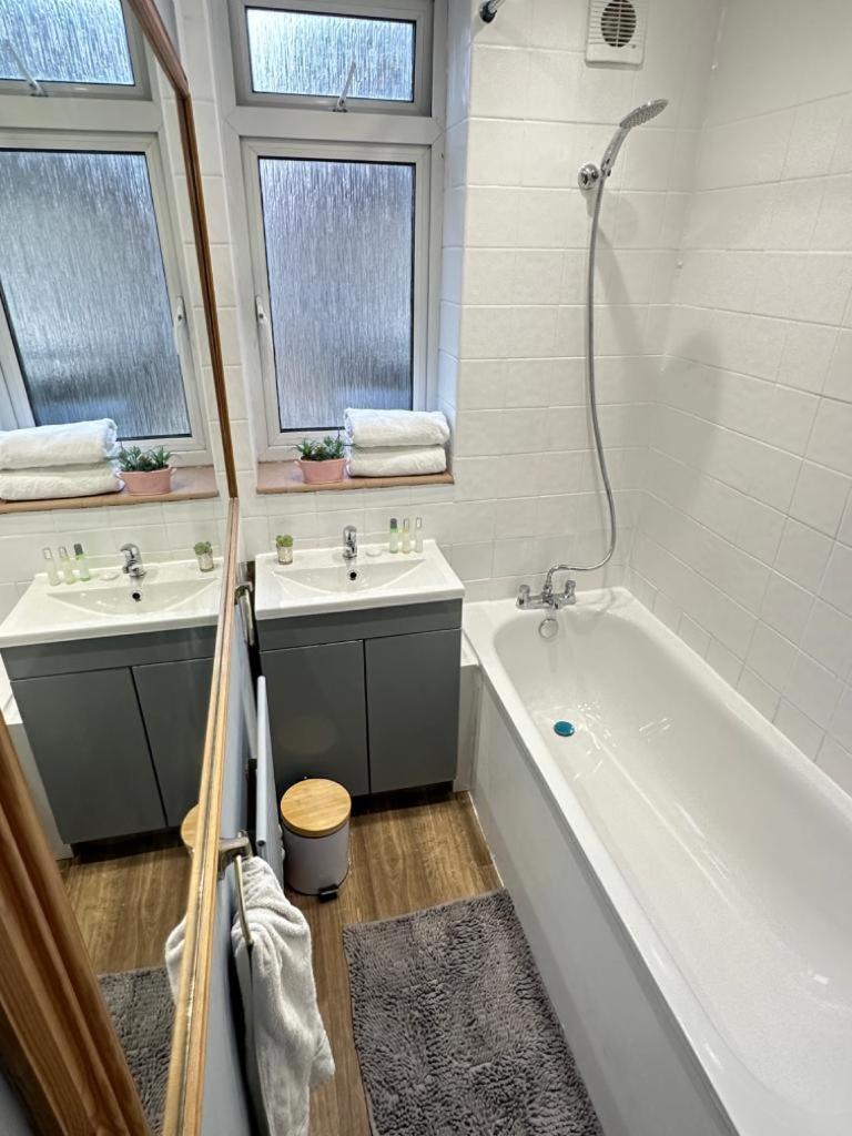 Central Three Bedroom Apartment *