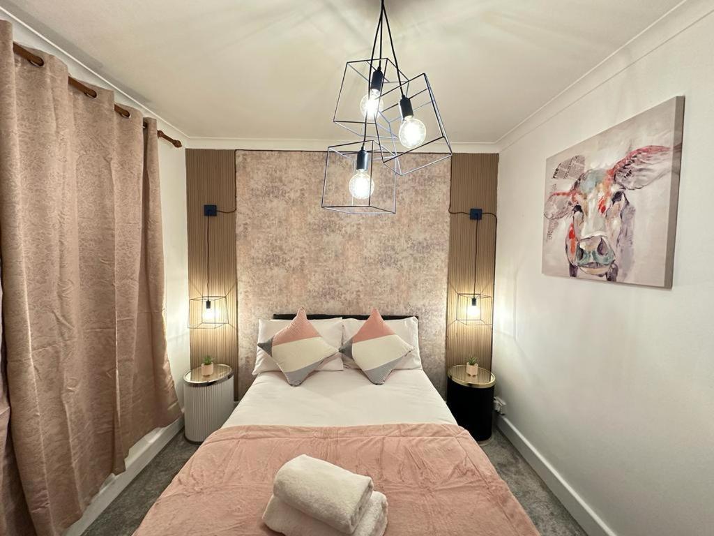 Central Three Bedroom Apartment *