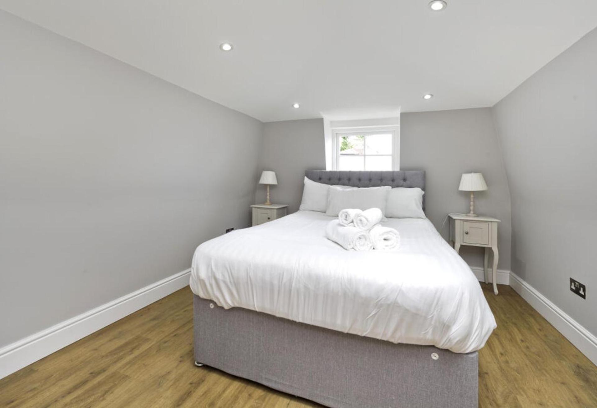 London-apartment-sleeps2-privateentrance Apartment London