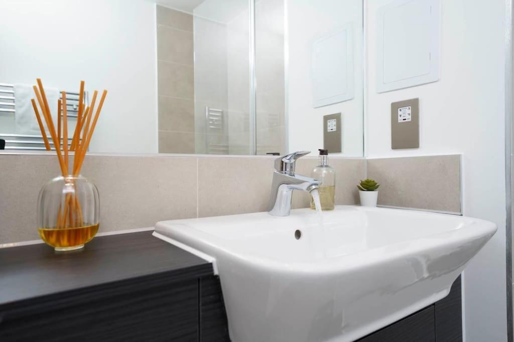 Apartment Luxury 2 Bed 2 Bath Cntrl *