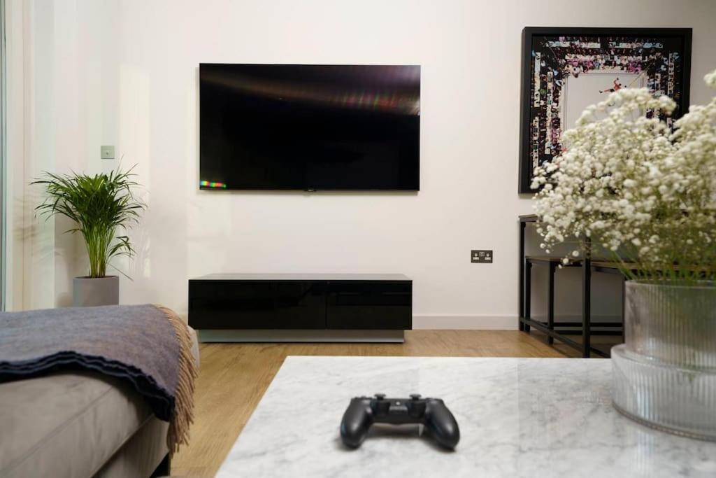 Luxury 2 Bed 2 Bath Cntrl Apartment *