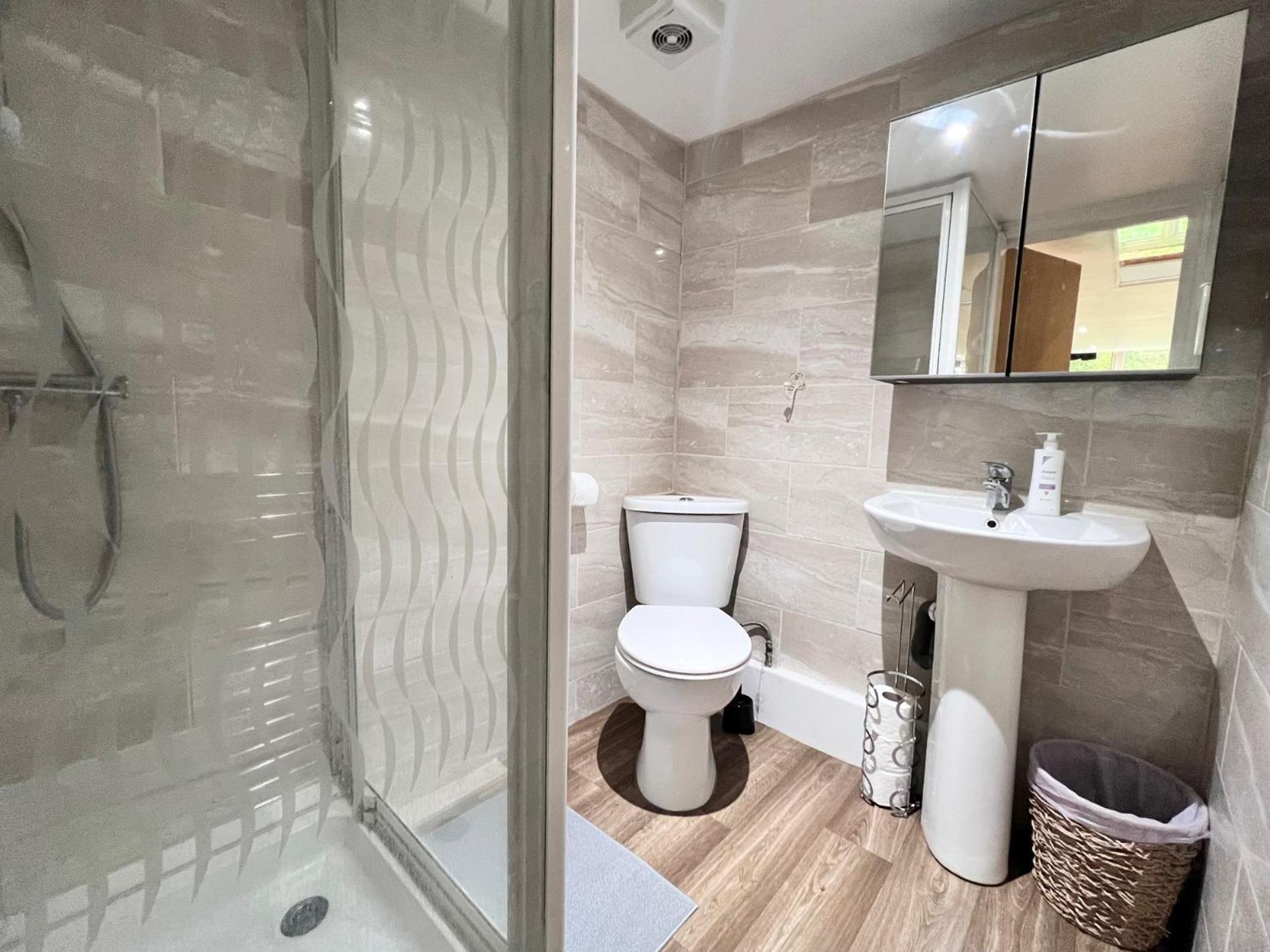 Lovely Split Level One Bedroom - Finchley Road London