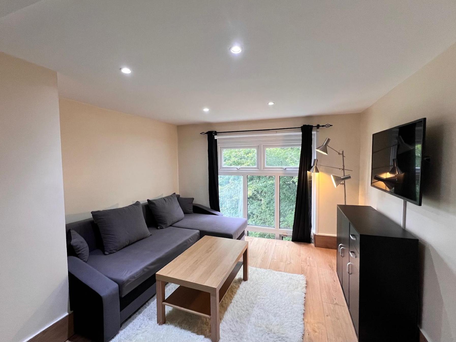 Lovely Split Level One Bedroom - Finchley Road Apartment