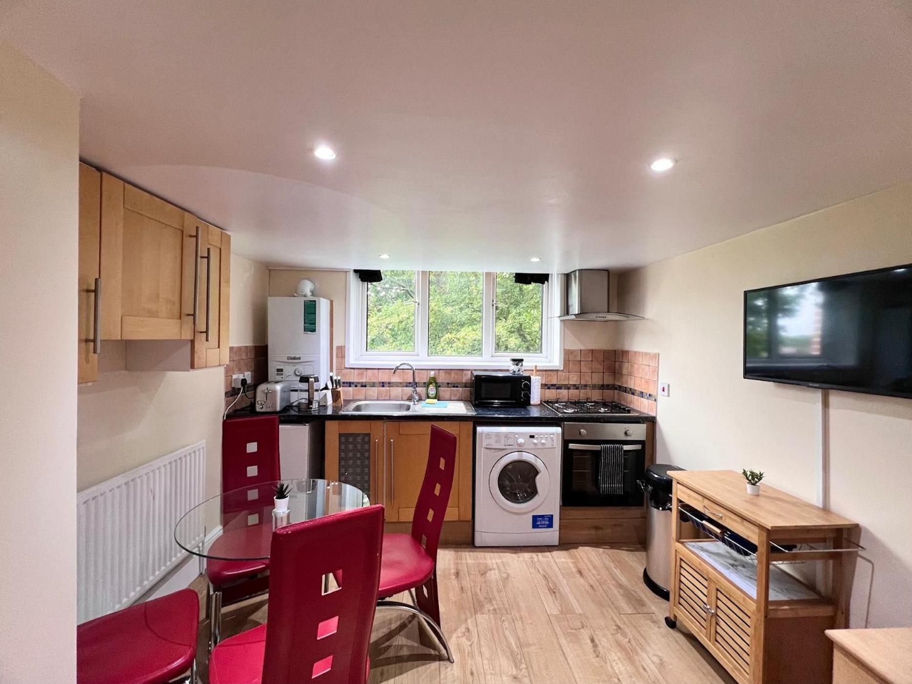 Lovely Split Level One Bedroom - Finchley Road Apartment *