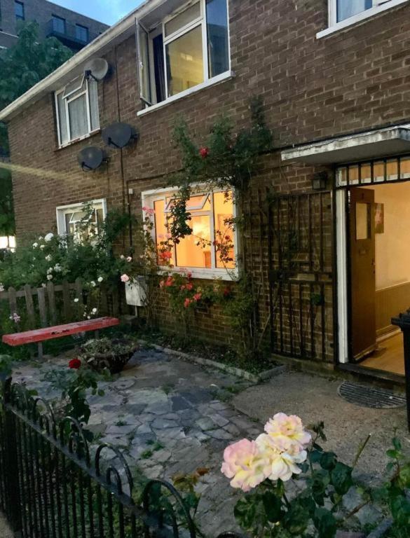 Whitechapel Lindley House R2 Londen